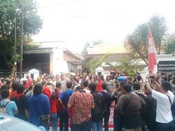 Satpol dan GMNI Sepakat Cari Solusi PKL di Sekitar Kampus Unair
