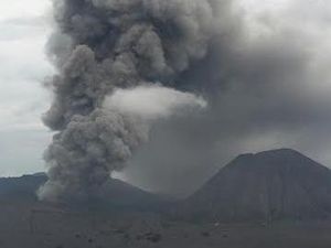 Semeru Keluarkan Semburan Awan Panas Selama 30 Menit