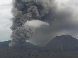 Semeru Keluarkan Semburan Awan Panas Selama 30 Menit
