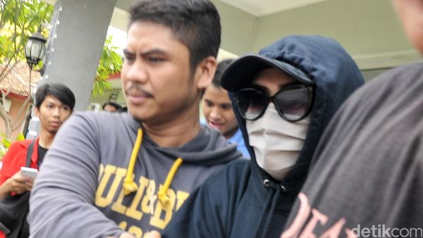 PR Tutupi Wajah dengan Masker dan Kacamata Hitam di Panti Sosial