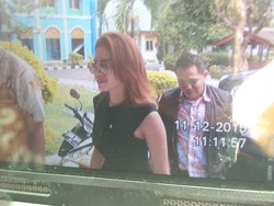 Tiba di Panti Sosial, Nikita Mirzani Naik Camry dan Menebar Senyum