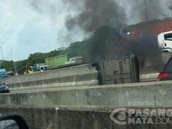Mobil Boks Terbakar di Tol Kamal Arah Pluit, Lalin Tersendat