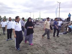 Dipimpin Menteri ESDM, Ribuan Warga Bersihkan Pantai Syiah Kuala Aceh