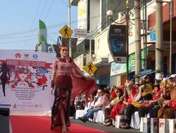 Perkenalkan Baju Tradisional, Pemkot Kediri Gelar Dhoho Street Fashion