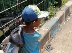 Kisah Geri, Bocah 6 Tahun yang Memulung untuk Bantu Ayahnya