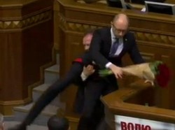 Pidato di Parlemen, PM Ukraina Ditarik dan Digendong dari Podium