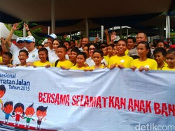 Pengalaman Bocah Zanky yang Hati-hati Bersepeda di Jalan yang Ramai