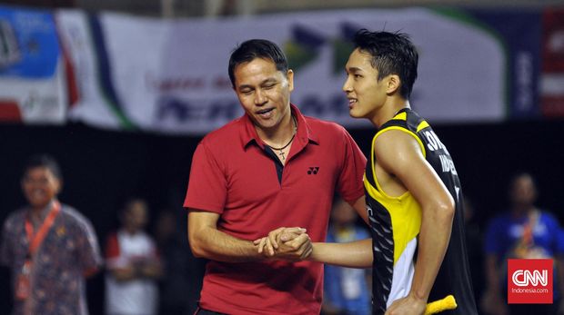 Jonatan Christie bersama dengan sang pelatih, Marleve Mainaky
