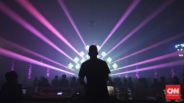 Penata musik dalam pertunjukan  Djakarta Warehouse Project 2015 di JI Expo, Kemayoran, Jakarta, Jumat, 11 Desember 2015. CNN Indonesia/Adhi Wicaksono.