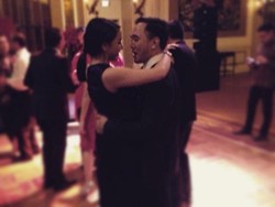 Love is in the Air! Mesranya Angel Pieters Peluk Adri Martowardojo