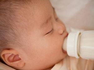 Kenapa Harus Menyapih si Kecil dari Botol Dot?