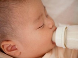 Kenapa Harus Menyapih si Kecil dari Botol Dot?