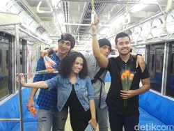 Hebohnya Bintang Negeri Van Oranje Bagi-bagi Bunga dan Ngamen di Commuter Line