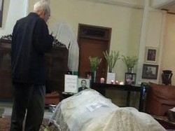 Agung Laksono dan Sejumlah Politisi Datang Melayat Suhardiman