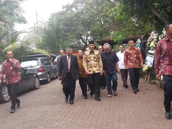 Datang Melayat, Presiden Jokowi Ikut Salatkan Jenazah Suhardiman