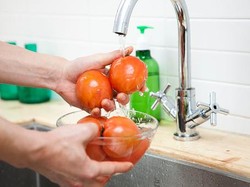 Bakteri yang Menempel di Buah dan Sayur Bakal Hilang dengan Trik Ini