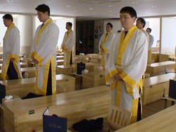 Hindari Stres, Karyawan di Korsel Jalani Terapi Peti Mati dan Tertawa