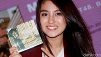 Nabilah JKT48 Manis Bergigi Gingsul