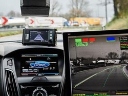 Kaca Depan Mobil Jadi Layar Tancap Mini