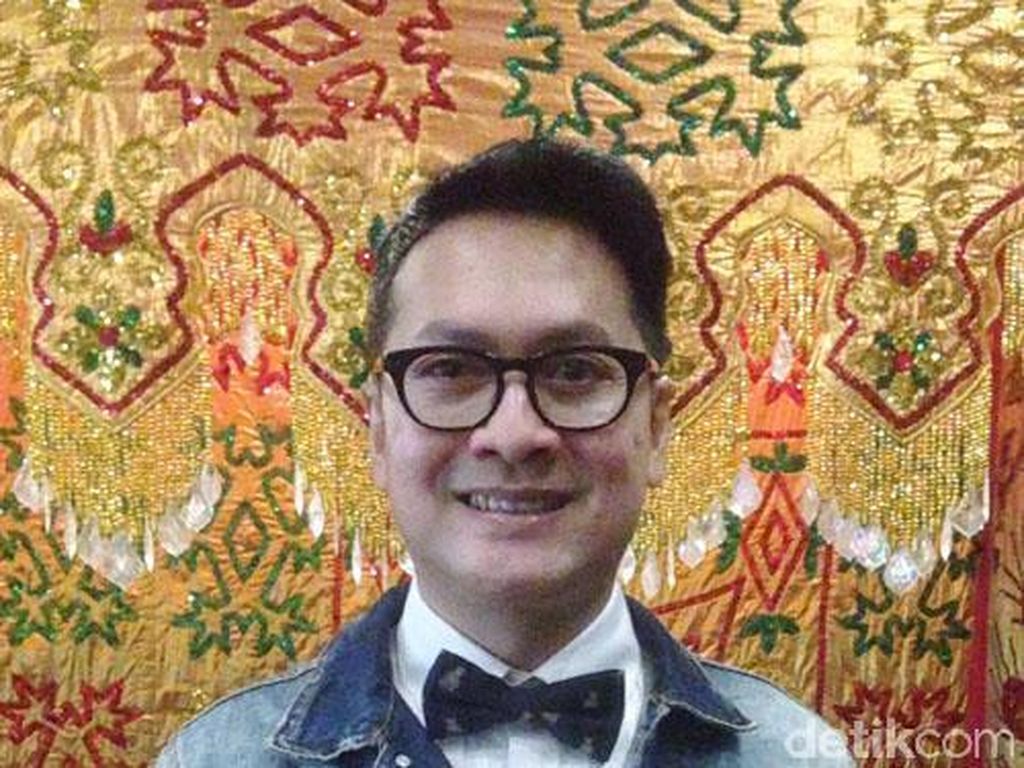 Denny Wirawan Bangga Batik Tampil di Paris Denny Wirawan Bangga Batik Tampil di Paris