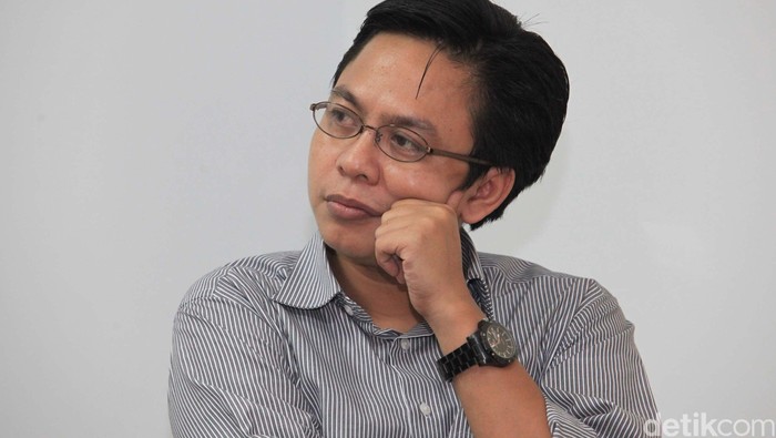 Burhanuddin Muhtadi mendirikan dan menjabat Direktur Eksekutif Indikator Politik Indonesia sejak tahun 2013. Selain aktif sebagai peneliti senior di Lembaga Survei Indonesia, saat ini ia juga aktif mengajar sebagai dosen di Universitas Islam Negara untuk mata kuliah Sistem Politik di Indonesia dan di Universitas Paramadina untuk mata kuliah Pemilu dan Perilaku Pemilih. Ia memperoleh gelar Master of Arts (MA) dengan spesialisasi Politik Indonesia dari Australian National University (ANU) pada tahun 2008.