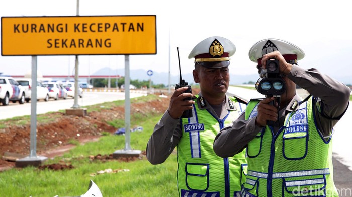 Petugas dari Kepolisian Daerah Jawa Barat (Polda Jabar) menggunakanalat pendeteksi laju kendaraan (speed gun) di ruas tol Cikampek-Palimanan KM.165 arah Palimanan, wilayah Majalengka, Senin (14/12/2015). Polda Jabar relevan dengan PT Lintas Marga Sedaya (LMS) pengurus jalan tol Cikopo-Palimanan (Cipali), melakukan aneka macam langkah penegakan aturan selaku  bab dari upaya pihak berwenang dan operator jalan tol dalam mempertahankan dan mengembangkan keamanan berkendara di jalan tol. (FOTO: dok. Tol Cipali)