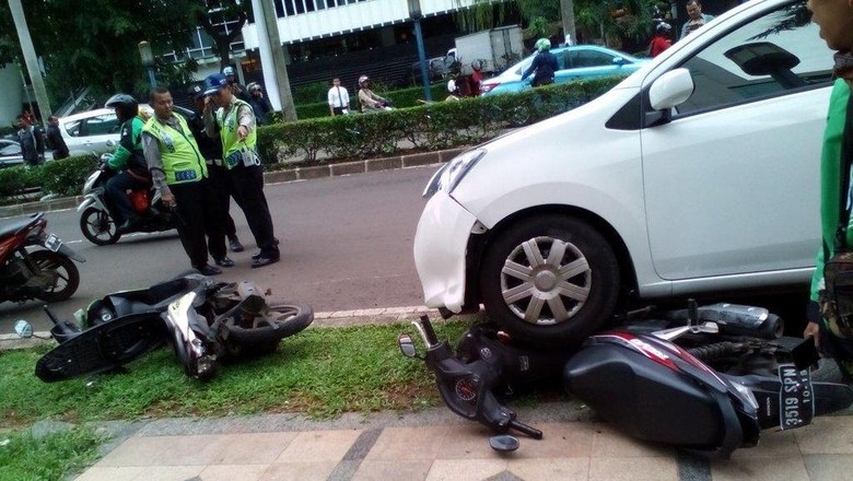 Kecelakaan di Mega Kuningan Seorang Pengendara Motor  Luka 