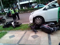 Mobil Tabrak 2 Motor di Mega Kuningan