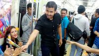Sweet! Chicco Jerikho, Abimana dan Ge Pamungkas Bagi-bagi Bunga