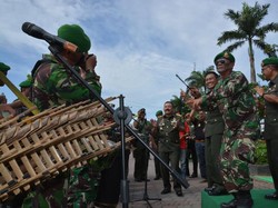 Asyiknya Jenderal dan Prajurit TNI ini Berjoget Diiringi Pemusik Jalanan