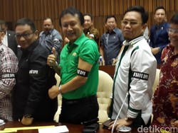 Saat Anggota DPR Saling Pasang Pita #SAVEDPR di Ruang Paripurna