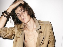 Penampilan Seksi Putra Pierce Brosnan Sebagai Model Burberry Terbaru