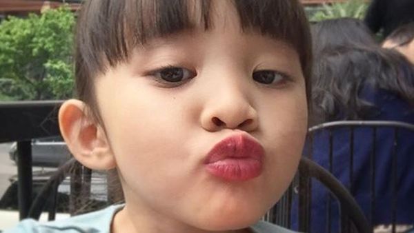 So Cute! Putri Zaskia Mecca Centil Maksimal Pakai Lipstik
