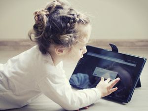 Usia Berapa Sih Anak Boleh Punya Gadget Sendiri? Usia Berapa Sih Anak Boleh Punya Gadget Sendiri?