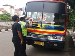 Polisi Tilang Metromini yang Ugal-ugalan di Jl Senopati