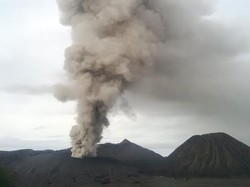 Bromo Terus Keluarkan Asap Tebal Disertai Gemuruh, Warga Diimbau Pakai Masker