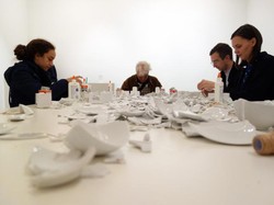 Yoko Ono Ajak Pengunjung Perbaiki Karya Seni Buatannya