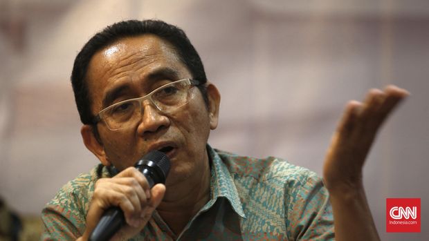 Adnan Pandu Praja Wakil ketua KPK diKonferensi pers akhir tahun KPK. Melalui konferensi pers tersebut KPK menyampaikan capaian dan kinerja KPK sepanjang tahun 2015.Selasa, 15 Desember 2015.(CNN Indonesia/Andry Novelino)