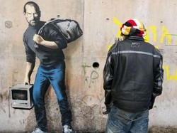 Banksy Bikin Grafiti Steve Jobs Jadi Pengungsi Suriah