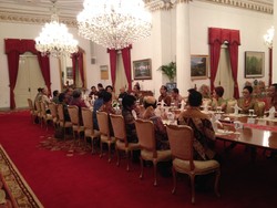 Saat Jokowi Tertawa Lepas di Istana, Sementara di DPR Ada Drama Novanto