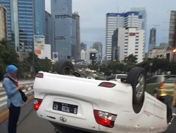 Mobil Terbalik di Tol Dalam Kota Arah Semanggi, Lalu Lintas Padat