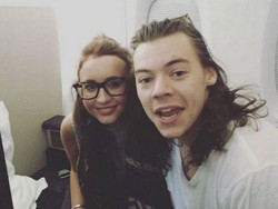 Kisah Fans yang 10 Jam Sebelahan dengan Harry Styles di Pesawat
