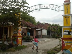 Saat Sekitar Rumah Ponari Tetap Kering Ketika Desanya Diguyur Hujan