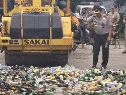 Polres Jaktim Musnahkan Ribuan Botol Minuman Keras dan Narkoba