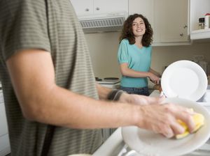 Cuci Piring Bersama Pasangan Bisa Bikin Hubungan Makin Mesra