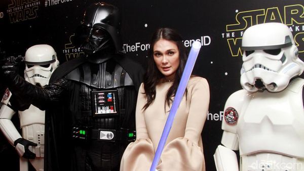 May the Force Be with You... Luna Maya Kena Demam Star Wars