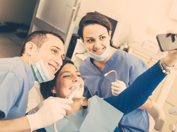 5 Foto Selfie Tenaga Medis yang Memicu Kontrovesi