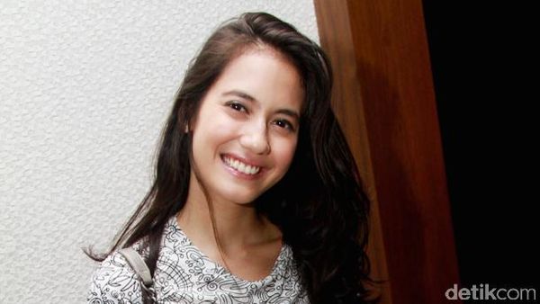 Si Cantik Pevita Pearce Kasual dengan Hot Pants