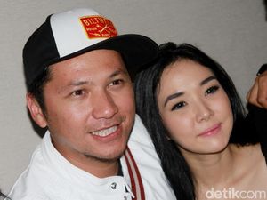 Gelar Jumpa Pers, Gading dan Gisel Kompak Berbaju Putih