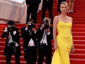 Charlize Theron Ungkap Alasan Batal Tunangan dengan Sean Penn